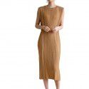 Pleated mid length dress exudes a slimming and slimming look, with a lace up skirt