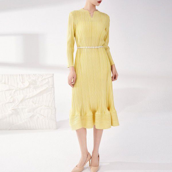 Pleated dress for women's new small V-neck, belt, flower bud skirt, elegant temperament, high waist, mid length skirt