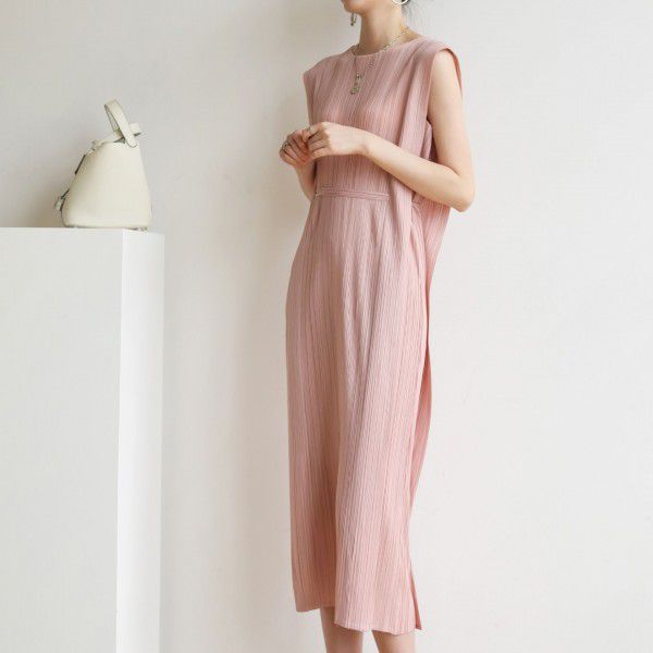 Pleated mid length dress exudes a slimming and slimming look, with a lace up skirt