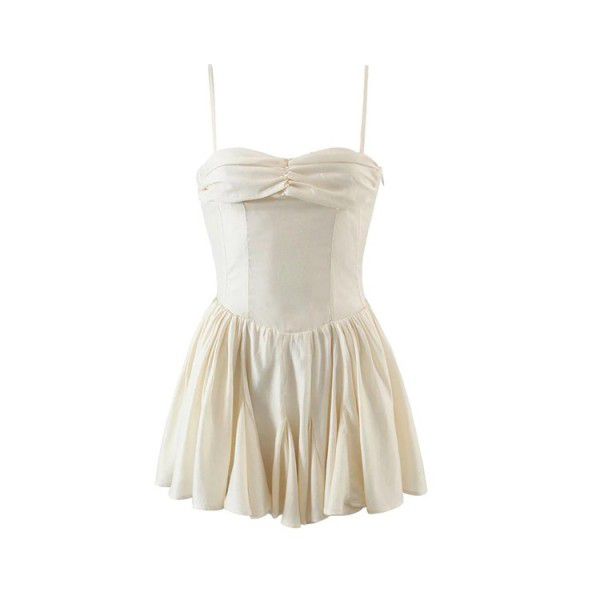 Small group of girls with pure desire for spicy girls wearing sexy pleated short skirt design on the chest pleated strapless dress